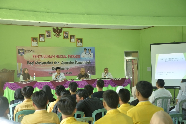 MENGHADIRKAN WALI KOTA METRO DAN KEPALA KEJAKSAAN NEGERI METRO SERTA DARI KEPOLISIAN RESOR METRO, BAGIAN HUKUM PENYELENGGARAKAN PENYULUHAN HUKUM DENGAN TEMA ANAK BERHADAPAN DENGAN HUKUM